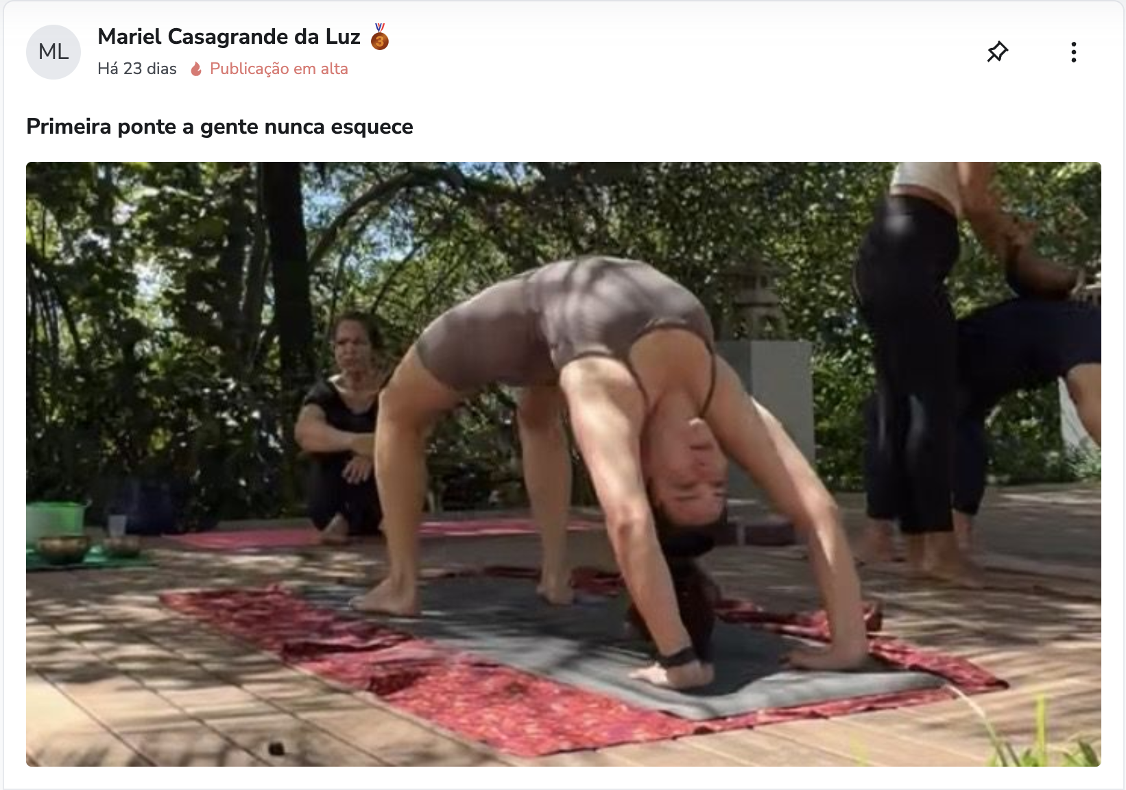 Aluna em postura avançada